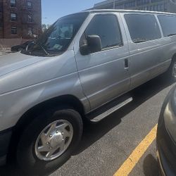 2010 Ford Econoline E350 Super Duty Passenger Van