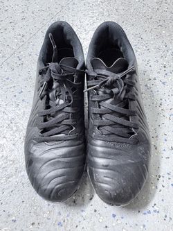 Jr. Tiempo Legend 10 Club Multi-Ground Low-Top Soccer Cleats,  Size 7 (and a second pair for free)