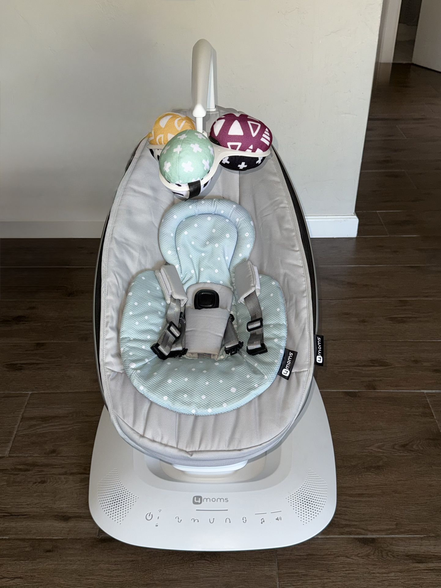 4moms RockaRoo with Machine Washable, Reversible Design MamaRoo infant insert in Color Mint     OBO