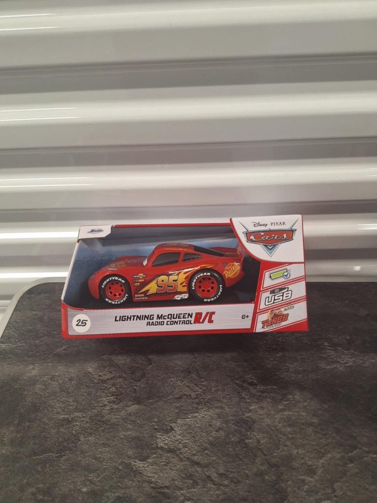 DISNEY PIXAR LIGHTNING MCQUEEN CAR WITH R/C