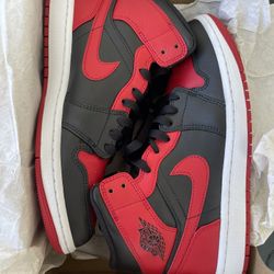 Jordan 1 Mid Mens Size 8