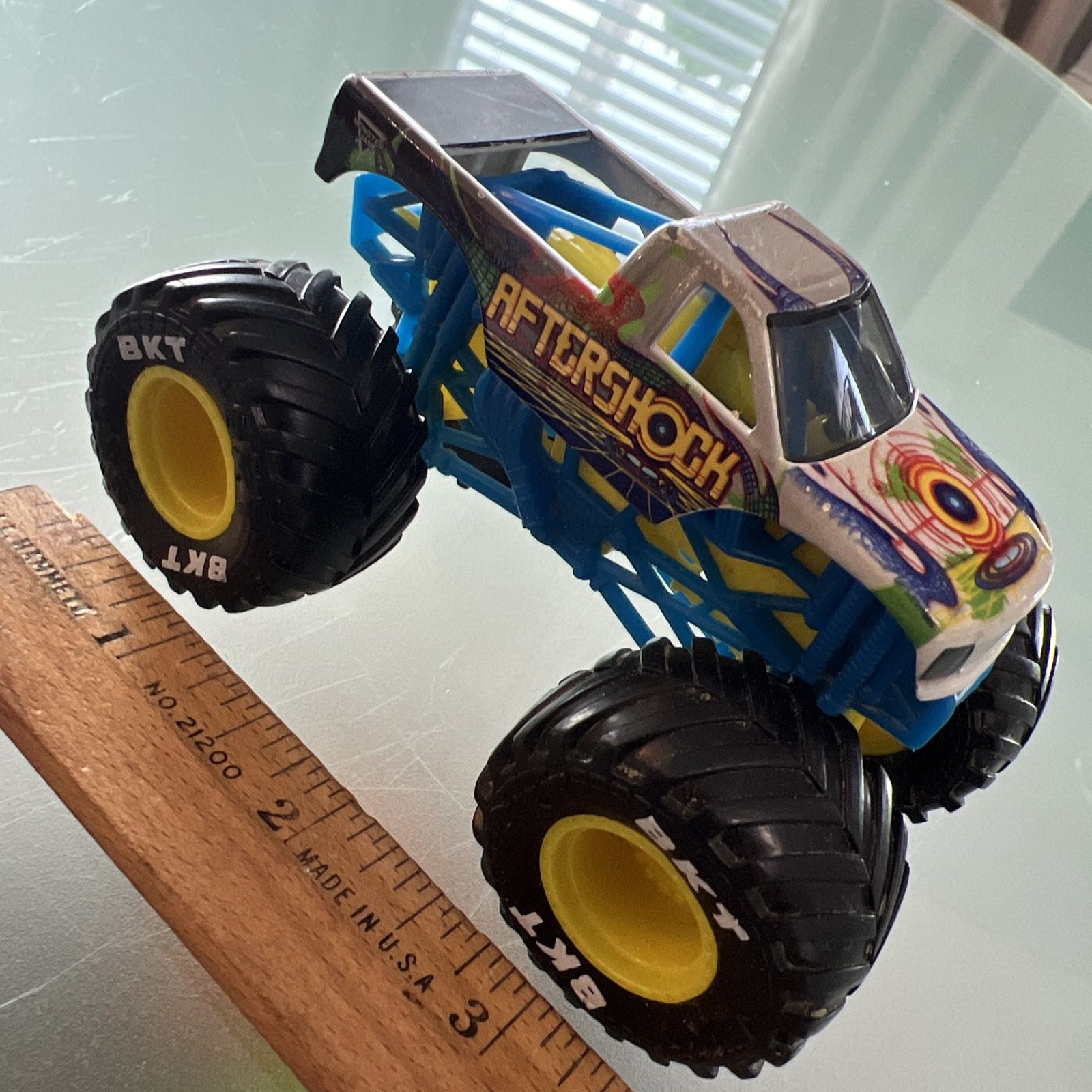 Spin Master Monster Jam AFTERSHOCK Truck With BKT Tires 1:64