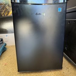 2.5 Cubic Ft Refrigerator 
