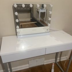 Vanity Mirror  And Table