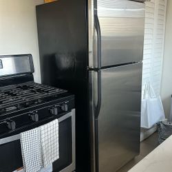 REFRIGERATOR 