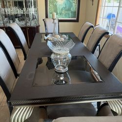 Michaael Amini Beautiful Dining Table With 8  Chairs 