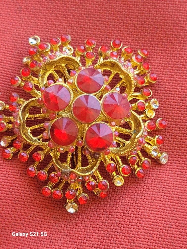 red crystals brooch