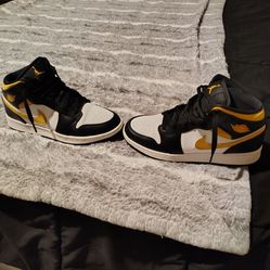 GS Big Kids Size 6/ Women's 7 1/2 Jordan 1 Retro High OG 'Black/ White/Pollen