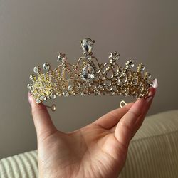 Large gold crown with large diamonds