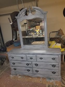 Dresser w/mirror ( please read the description)