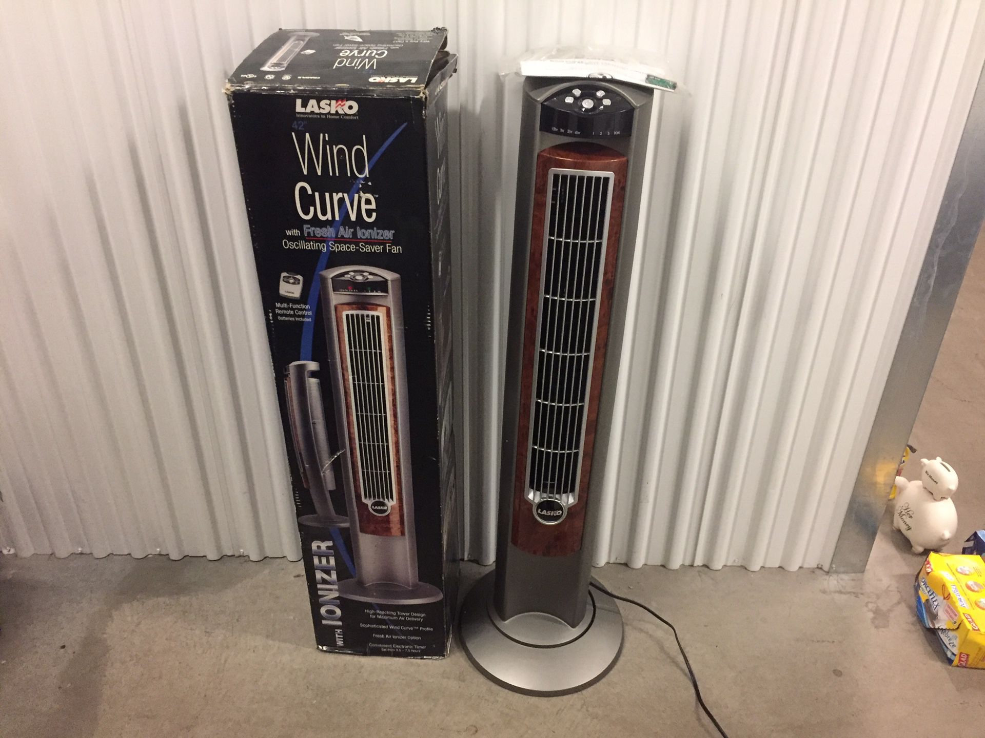 lasko wind curve Oscillating Tower Fan With ionizer ( used for 1 hour) Like new