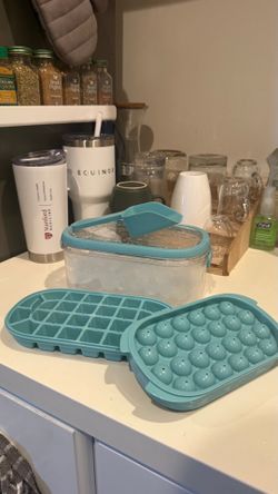 Ice cube tray with Lidded bin and scoop + additional tray