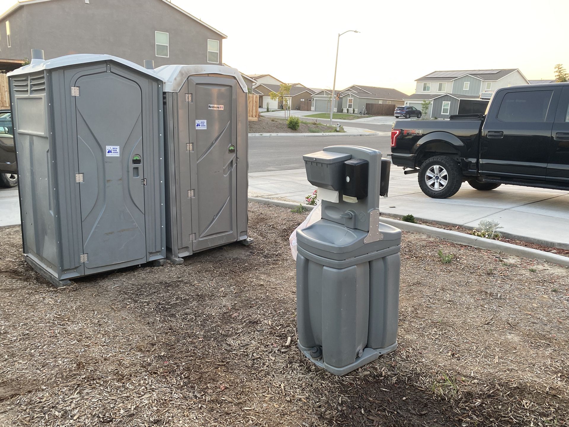 Coolers Abanicos Banos Chairs Jumpers Tables Porta Potty