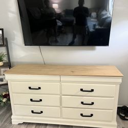 White 8-Drawer Dresser – Great Condition!