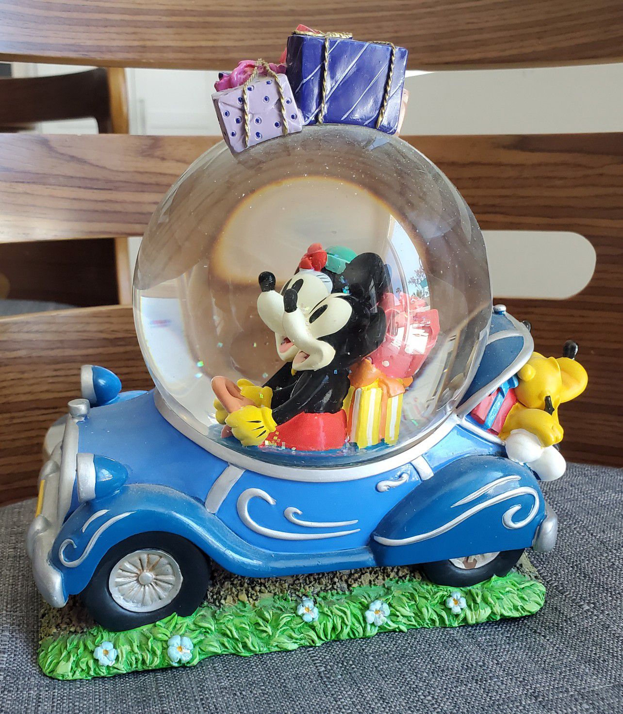 Disney Mickey & Minnie in car Musical Snowglobe water snow globe collectible statue
