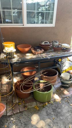 Clay pots and other random bits table