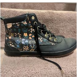 Womens Sz 5 Water Resistant Boot Dark Floral Lace Up Flat Ked Scout