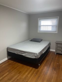 Full size matress and box spring in great condition.