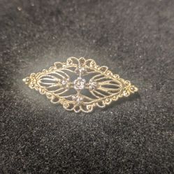 Elegant Vintage Brooch with Intricate Design 