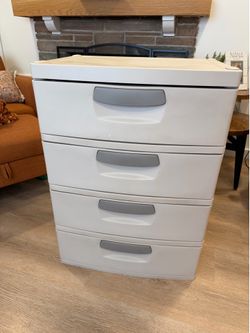 Sterilite 4 Drawer Plastic Dresser Good Condition