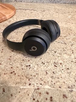 LIKE NEW! Beats Solo4 headphones