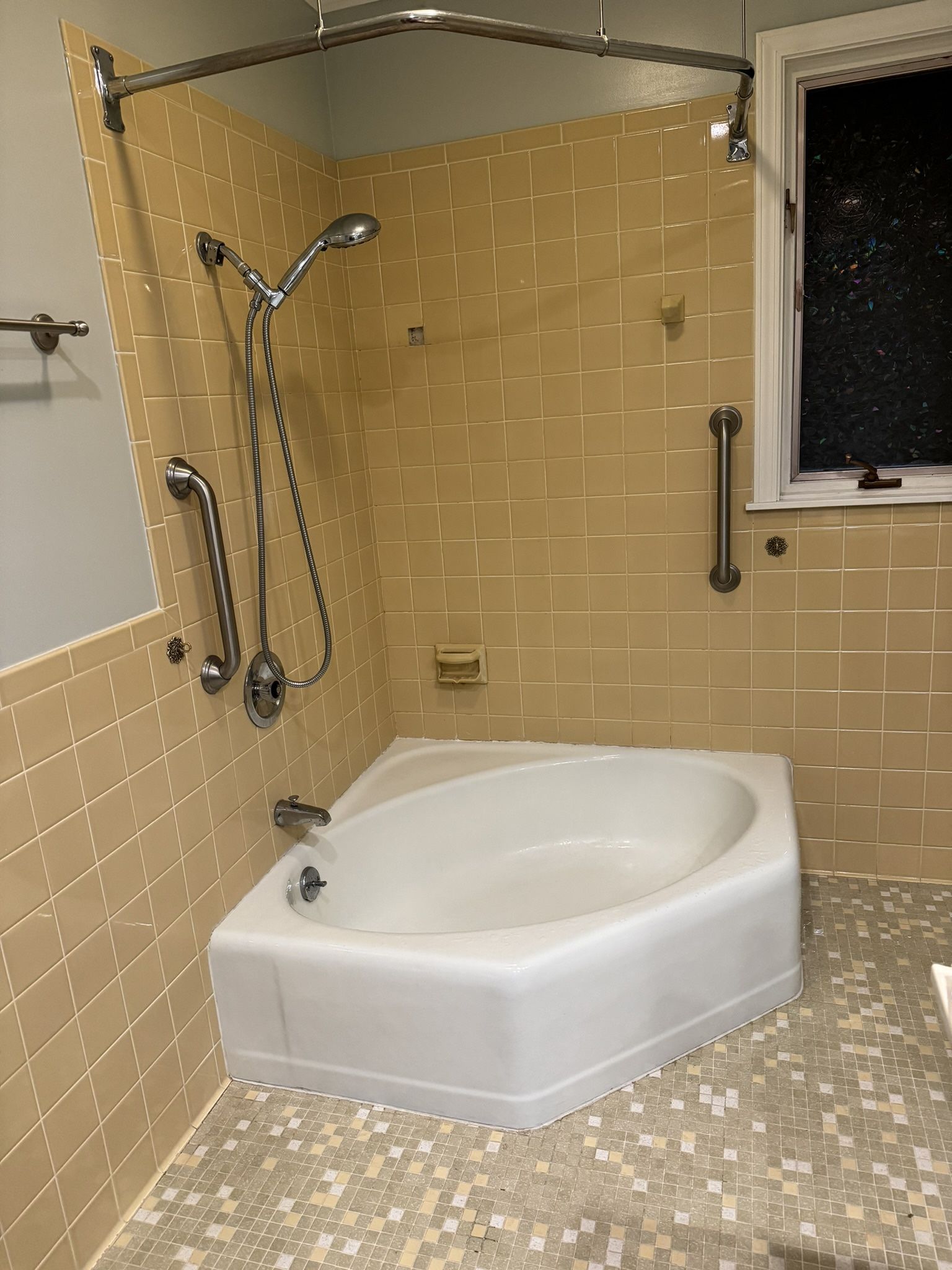 Rare “Cinderella “ Cast Iron Enameled Bathtub