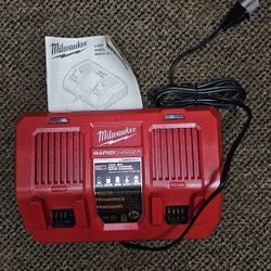 Milwaukee
M18 18-Volt Lithium-Ion Dual Bay Rapid Battery Charger