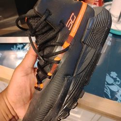 STEPH CURRYS SIZE 4.5Y 