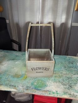 FLOWER BOX WITH HANDLE

-DIMENSIONS IN PHOTOGRAPHS
-ASKING JUST 5 BUCKS