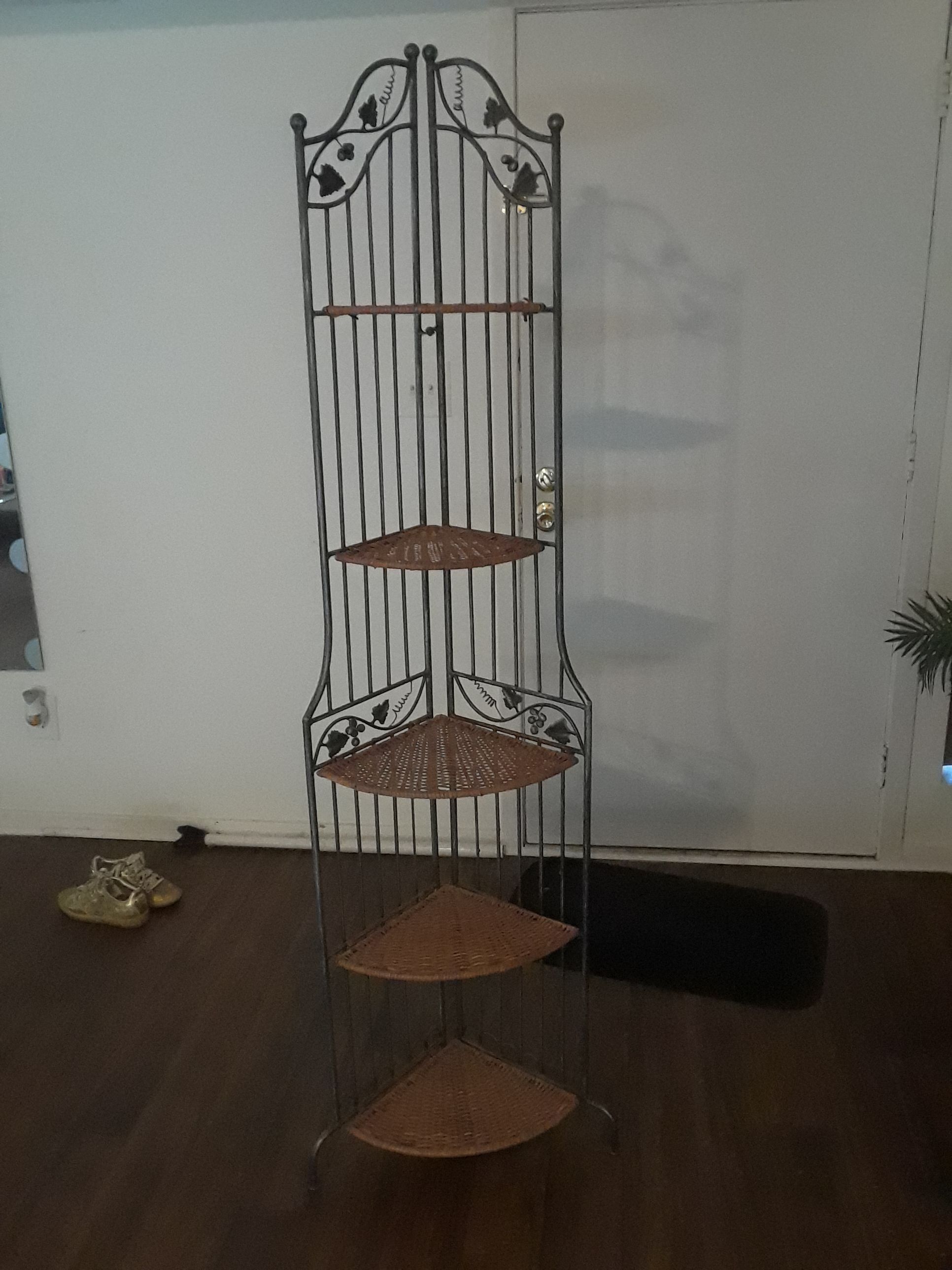 Corner shelf