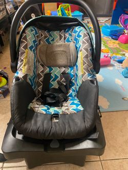 This is an Evenflo LiteMax Sport Infant Car https://offerup.com/redirect/?o=U2VhdC5JdA== is designed for rear-facing use, accommodating infants from 4