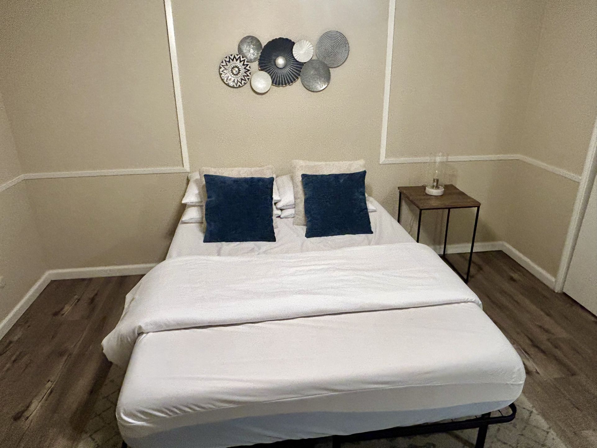 Artsy Bedroom Set Queen Bed