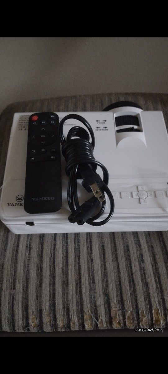 Vankyo Q5 Leisure 3 Mini LED LCD Projector Up to 200" Inch With 65,000 Hours LED Lamp Like New Condition Brand New Tripod Included With It