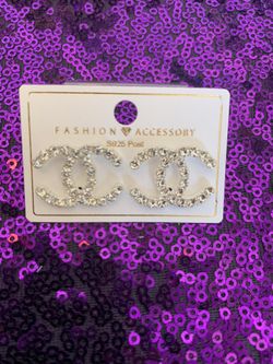 Silver rhinestone CC stud earrings!