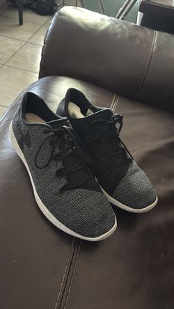 Women's size 10 Under Armour sneakers size 10