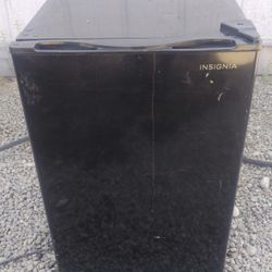 insignia - 2.6 cu. ft. mini fridge ns-cf26bk9