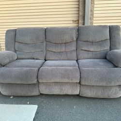 Clean 3 seater gray sofa with recliners /sillon gris limpio de 3 asientos con reclinables