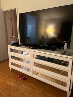 Bedroom furniture set