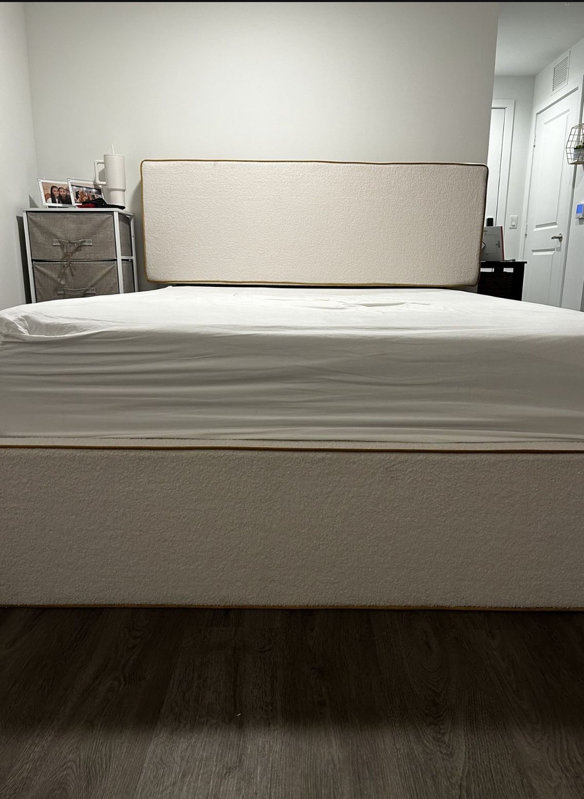 Queen Beds Whit Storage