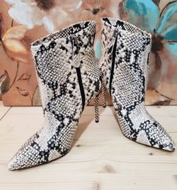 Stunning White & Black Snakeskin Pattern Ankle Boots JLO Stilettos With Rhinestone Embellishments, Size 6.5M In The Box!