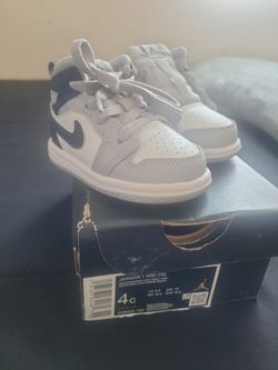 Baby shoes size 4c