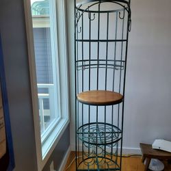 Round Bakers Rack with Lower Wine Rack
