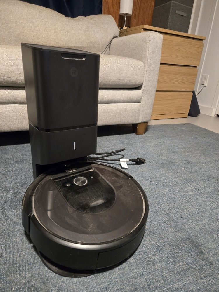 Roomba I7, With Extra Parts