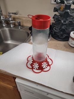Wild Wings
Ribbed Rose Glass Gravity Hummingbird Feeder 28 oz. Red