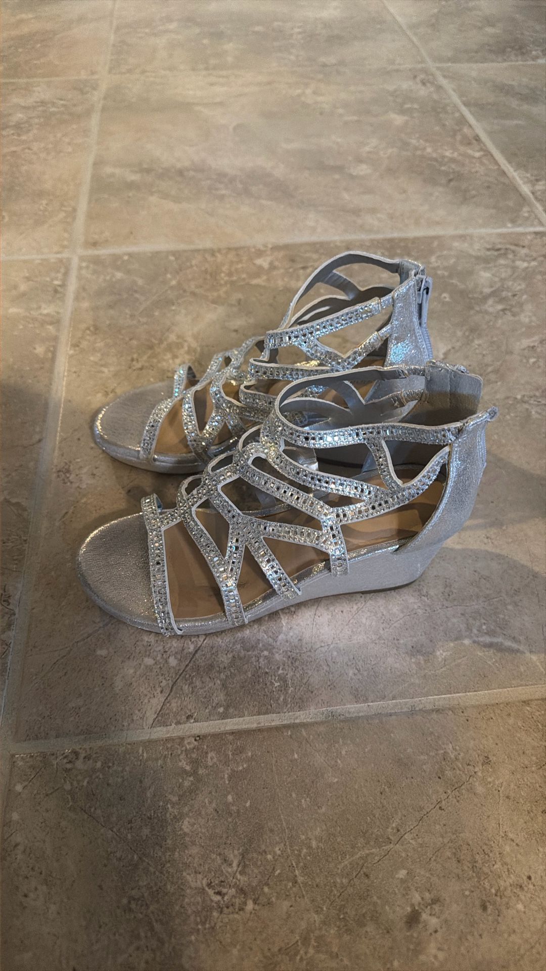 Like New Copper Keys Girls Silver Dress Shoes Size 2