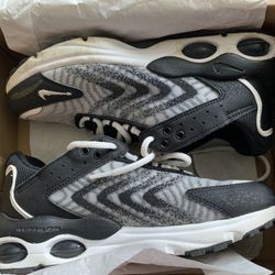  NIKE AIR MAX SIZE 4 YOUTH