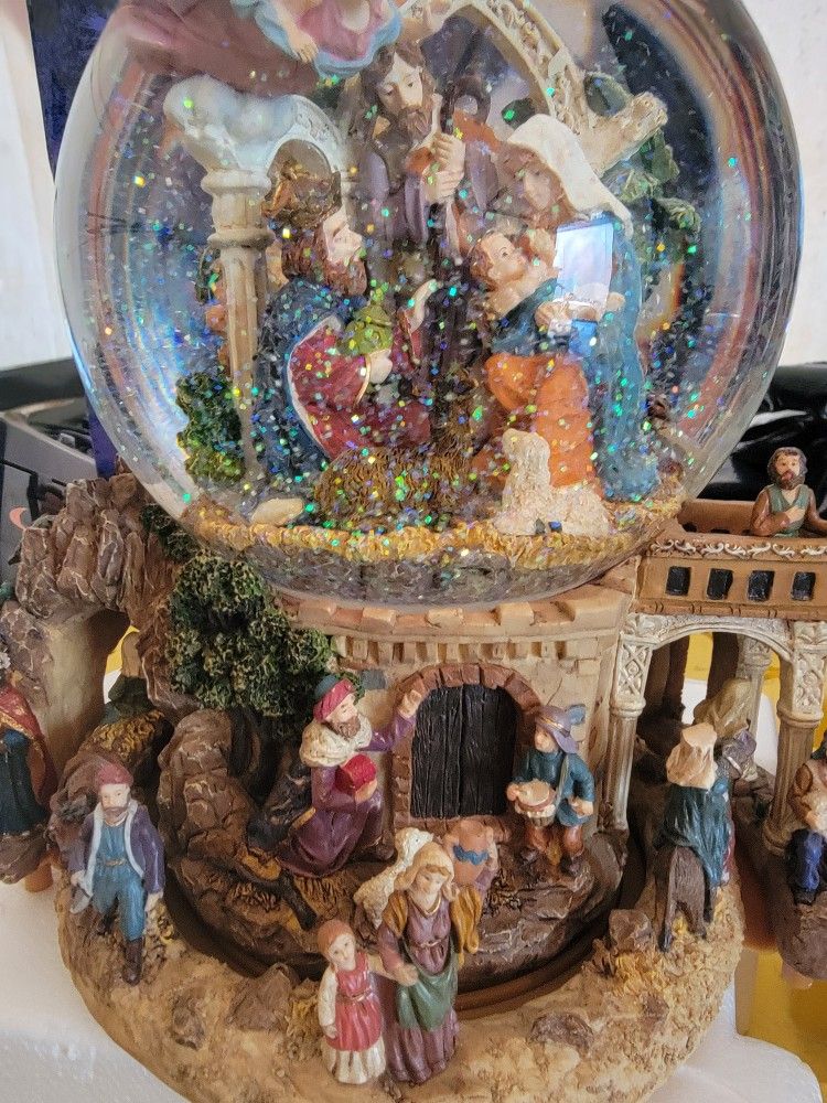 Musical Waterglobe/Snow Globe