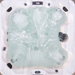 Beautiful and large 7- person 2014 Cal Spas/Hot tub/ Legacy Series for Sale