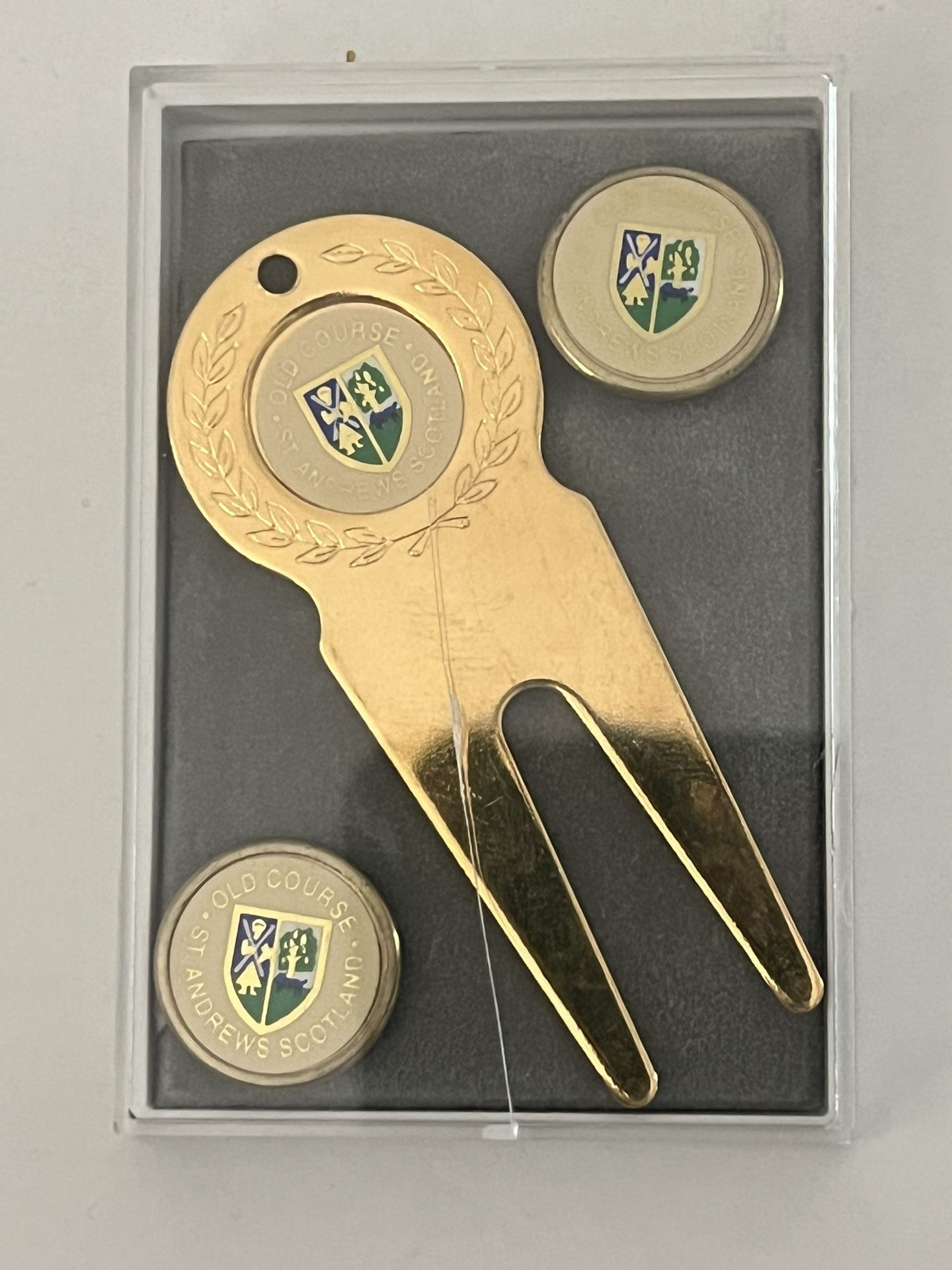 Old Course St. Andrews Scotland 2 Ball Markers & Divot Tool Display Case NEW