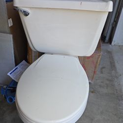Glacier Bay 12 in. Rough in Two-Piece 1.1 GPF/1.6 GPF Used Toilet
Works good
